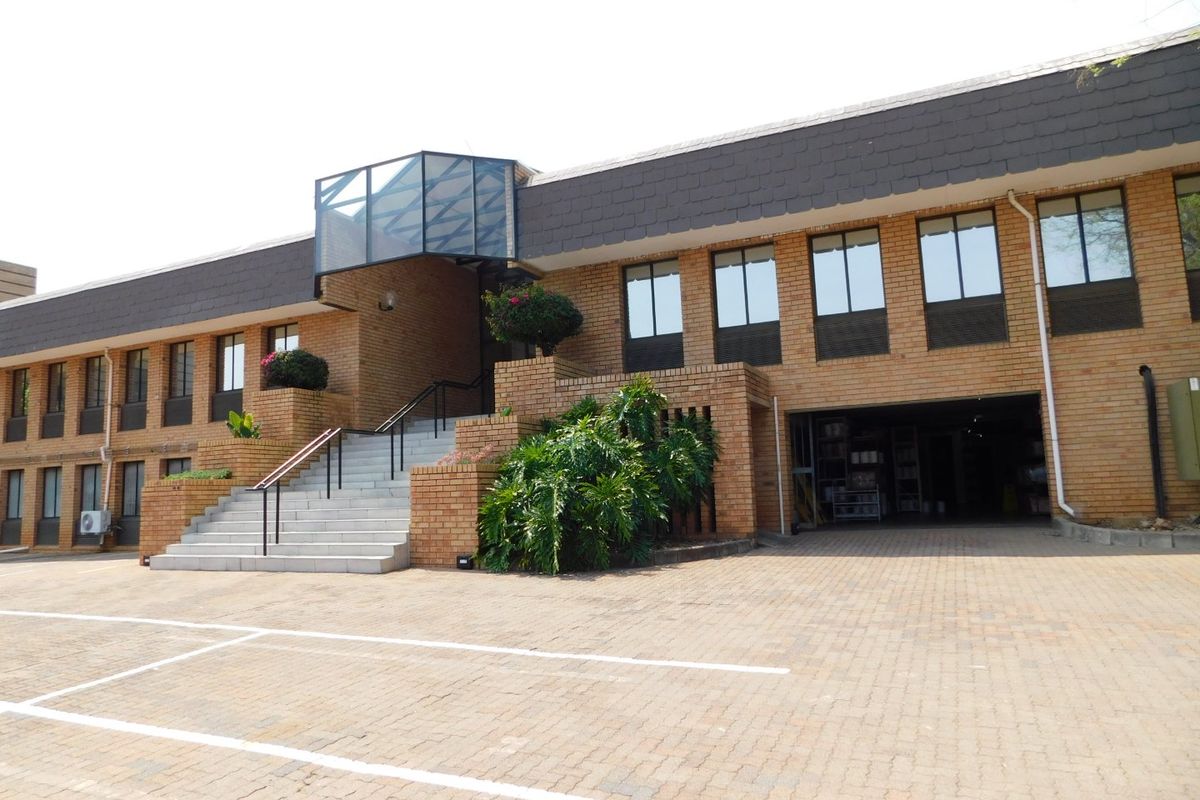 Motivated Seller Inviting Offers For This Freestanding Freehold Property. Also To Let. - Photo 3