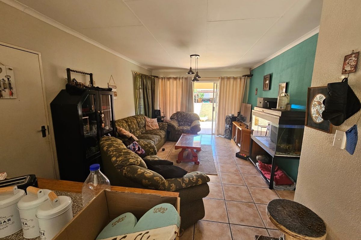 Beautiful facebrick townhouse for sale in Sasolburg - Photo 2