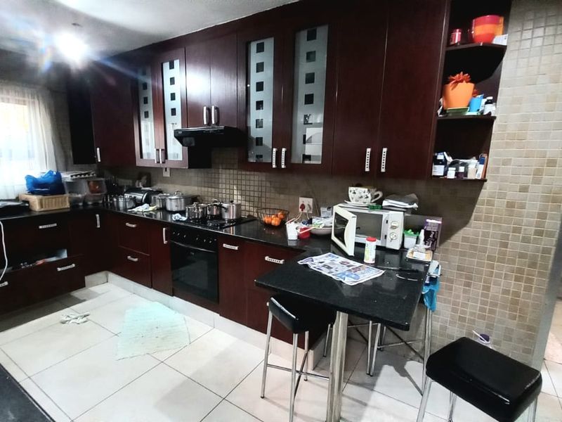 Modern 3 bedroom house with flat for sale in Vanderbijlpark, SE area - Photo 2