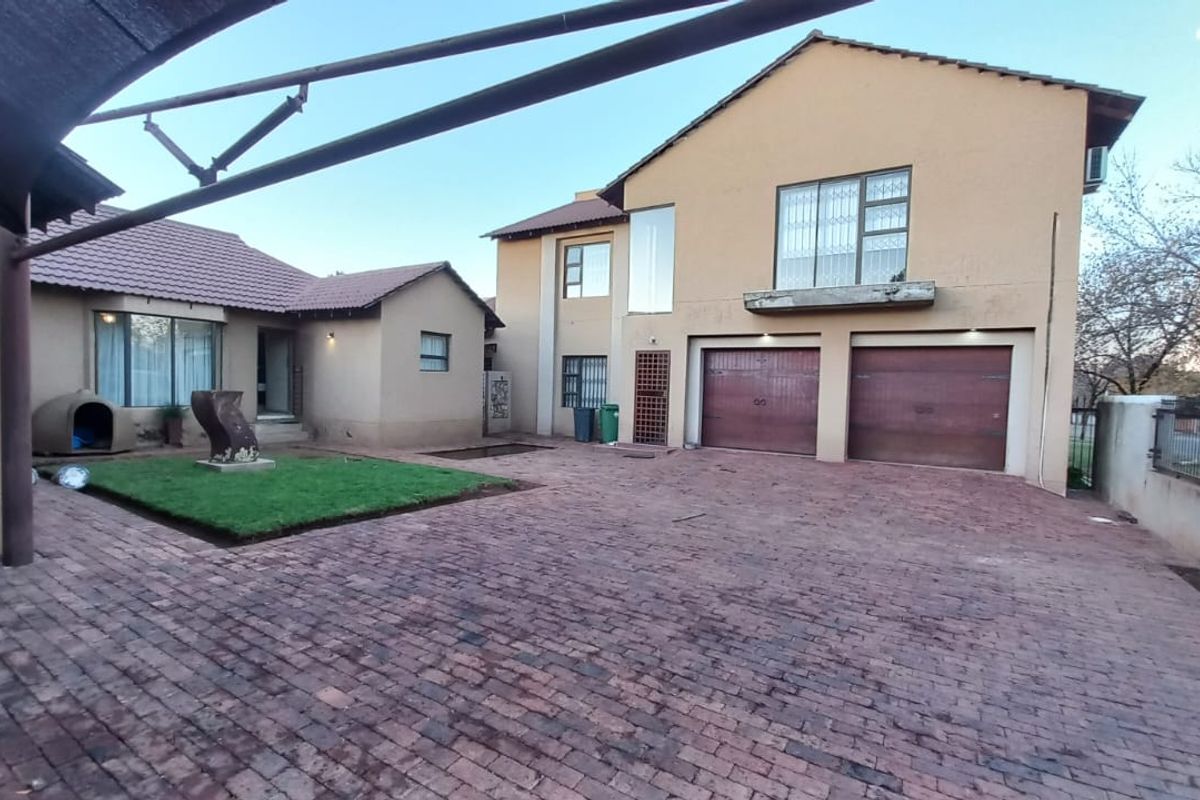 Modern 3 bedroom house with flat for sale in Vanderbijlpark, SE area - Photo 3