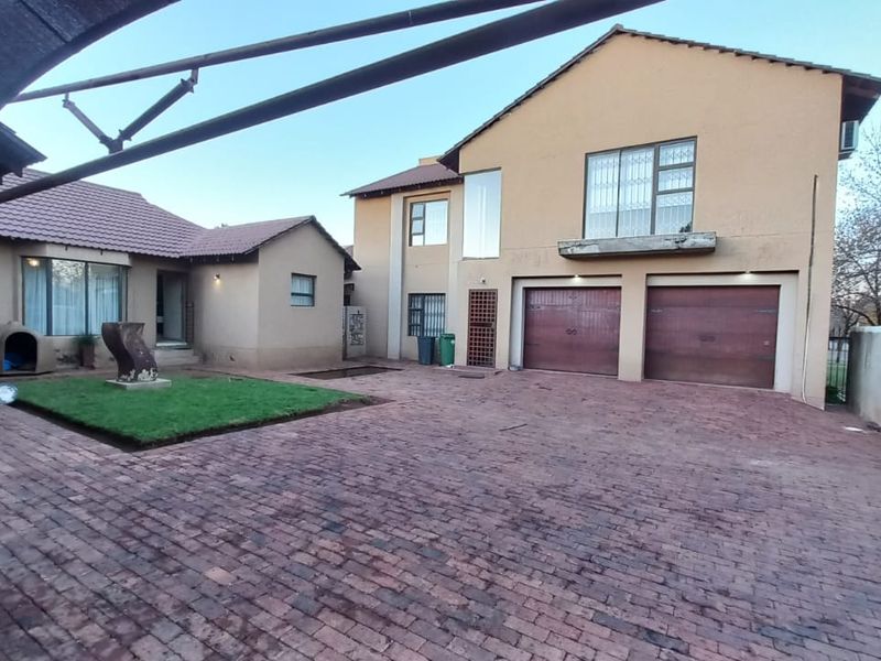 Modern 3 bedroom house with flat for sale in Vanderbijlpark, SE area - Photo 3
