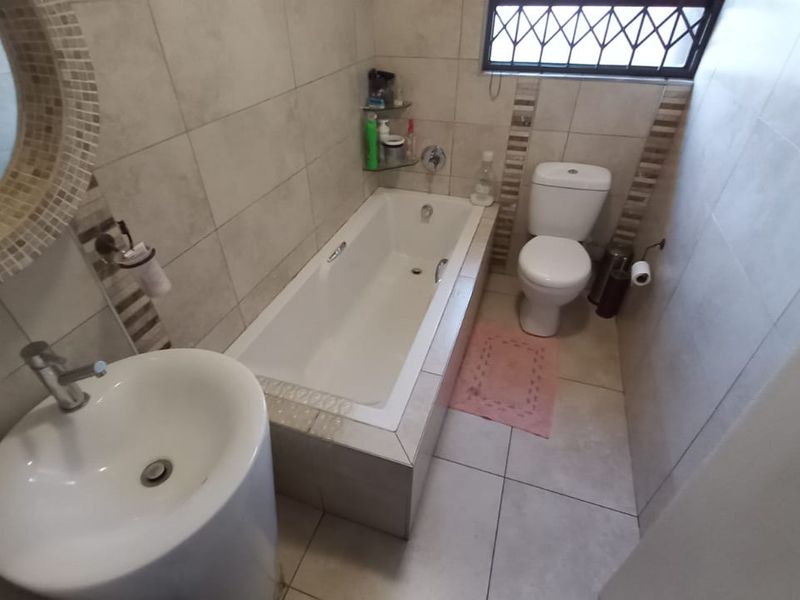 Modern 3 bedroom house with flat for sale in Vanderbijlpark, SE area - Photo 6