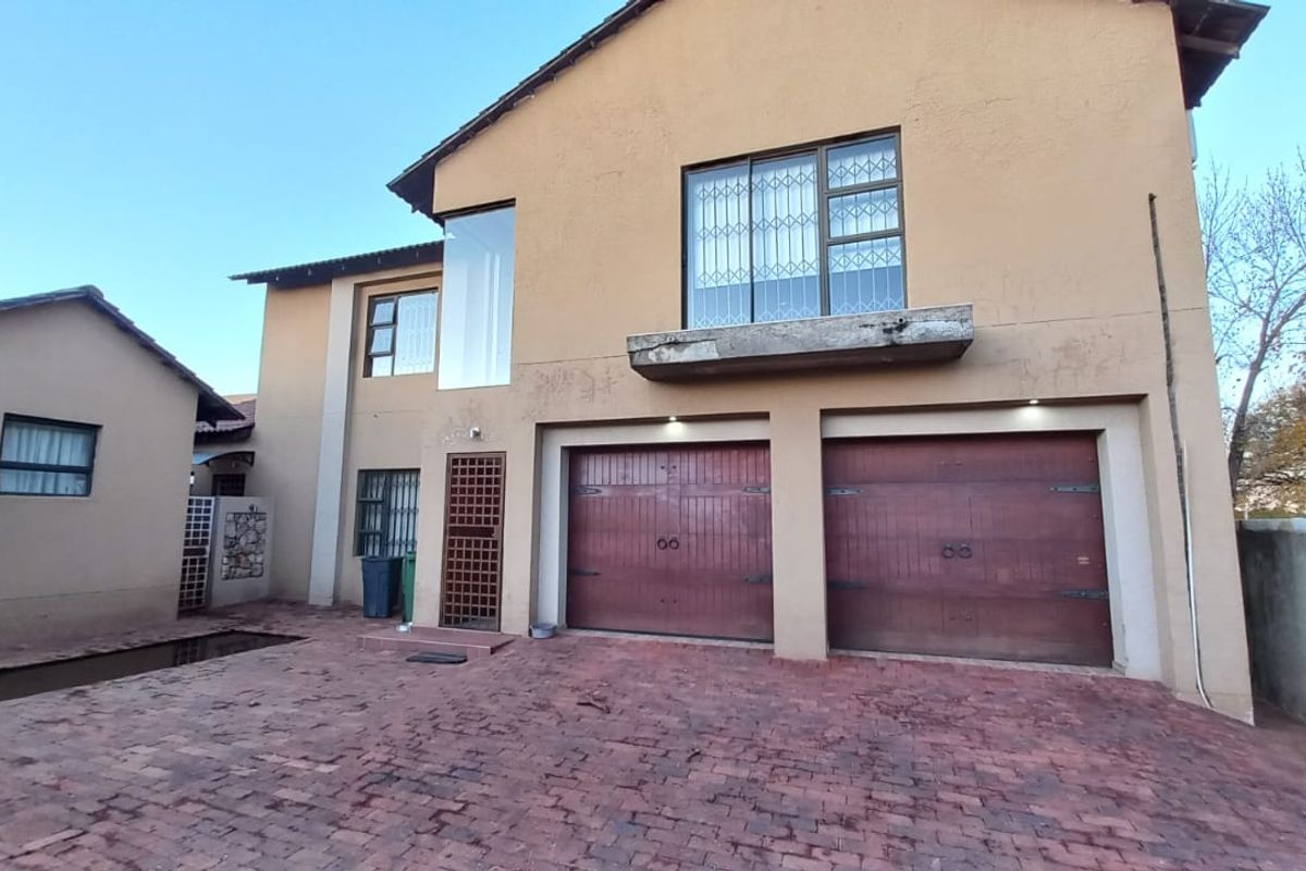Modern 3 bedroom house with flat for sale in Vanderbijlpark, SE area - Photo 4