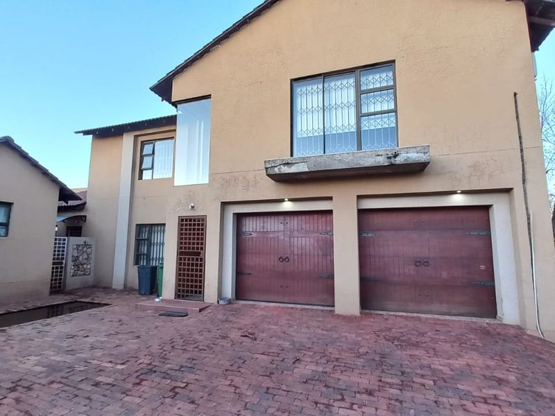 Modern 3 bedroom house with flat for sale in Vanderbijlpark, SE area - Photo 4