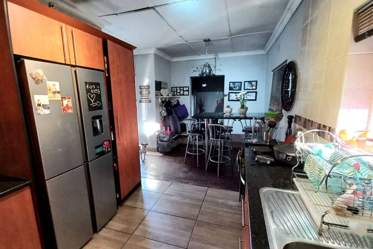 3 bedroom family home for sale in Vanderbijlpark SW5. - Photo 4