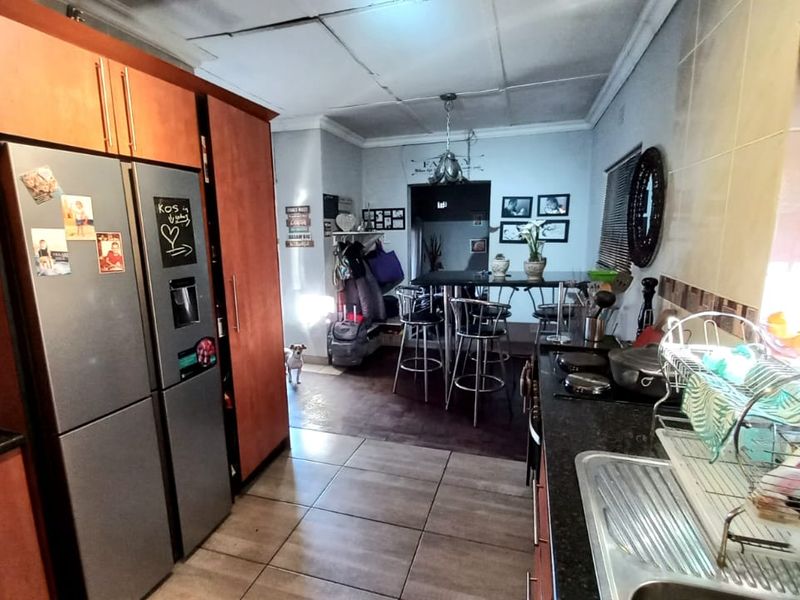 3 bedroom family home for sale in Vanderbijlpark SW5. - Photo 4