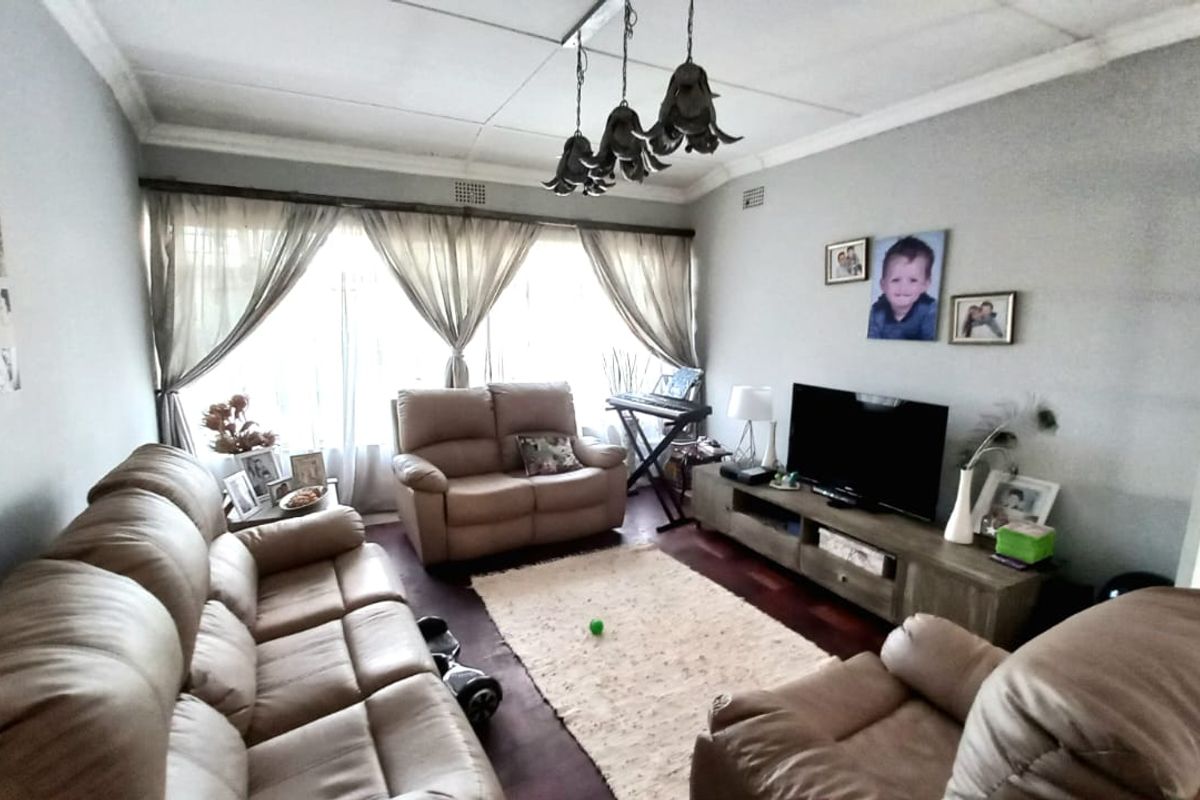 3 bedroom family home for sale in Vanderbijlpark SW5. - Photo 3
