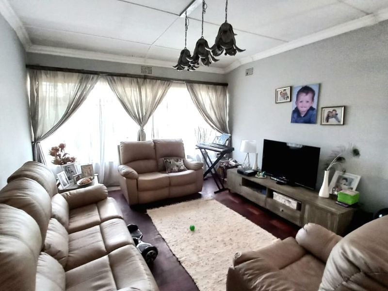 3 bedroom family home for sale in Vanderbijlpark SW5. - Photo 3