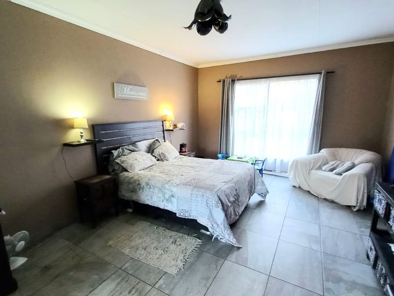 3 bedroom family home for sale in Vanderbijlpark SW5. - Photo 10