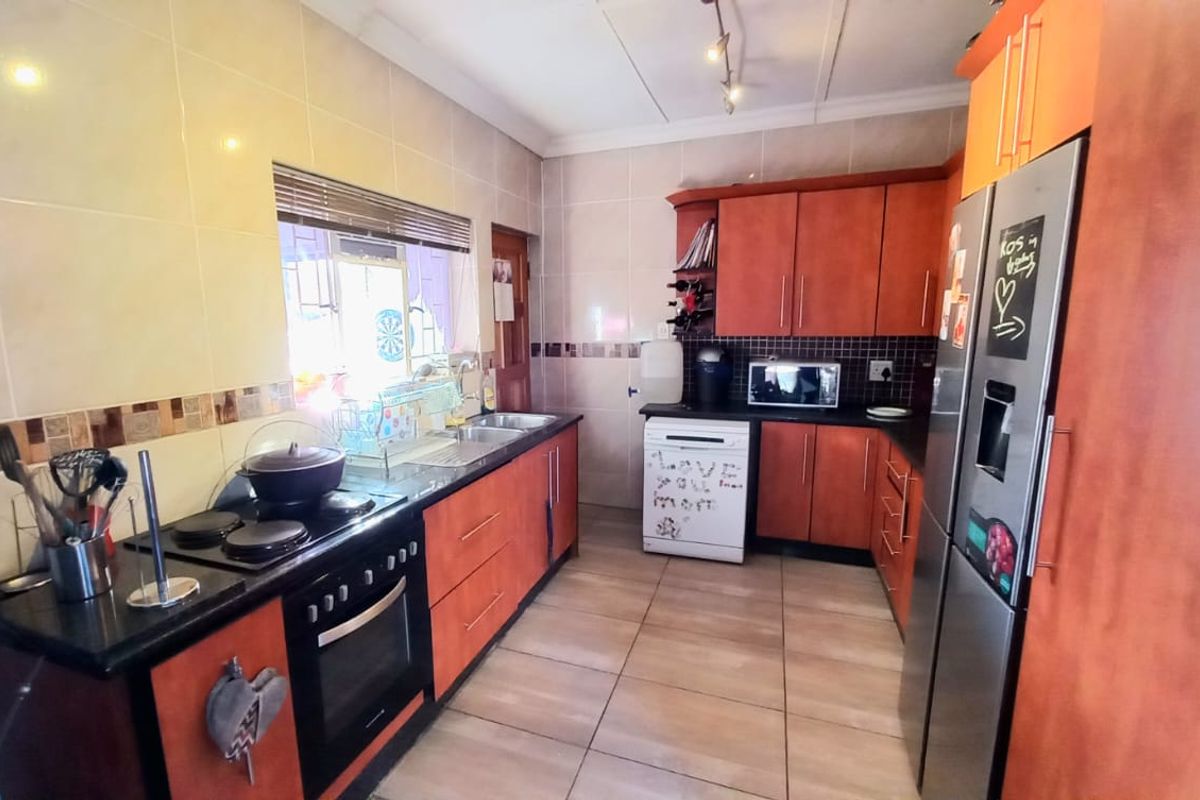 3 bedroom family home for sale in Vanderbijlpark SW5. - Photo 5