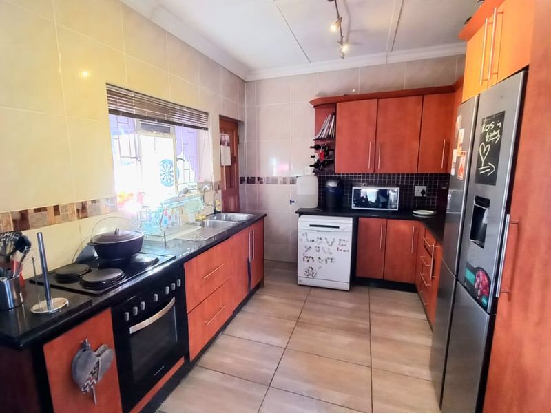 3 bedroom family home for sale in Vanderbijlpark SW5. - Photo 5