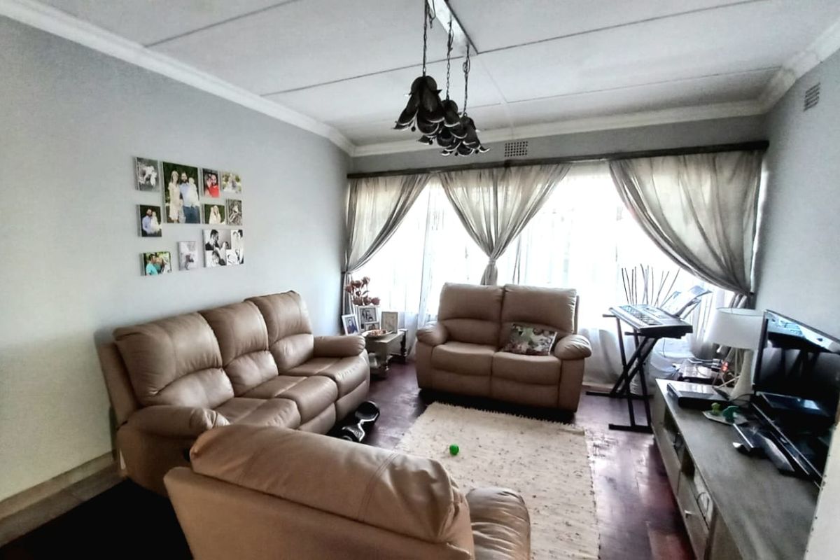 3 bedroom family home for sale in Vanderbijlpark SW5. - Photo 2