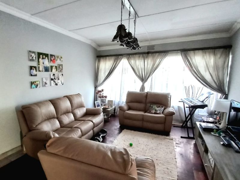 3 bedroom family home for sale in Vanderbijlpark SW5. - Photo 2