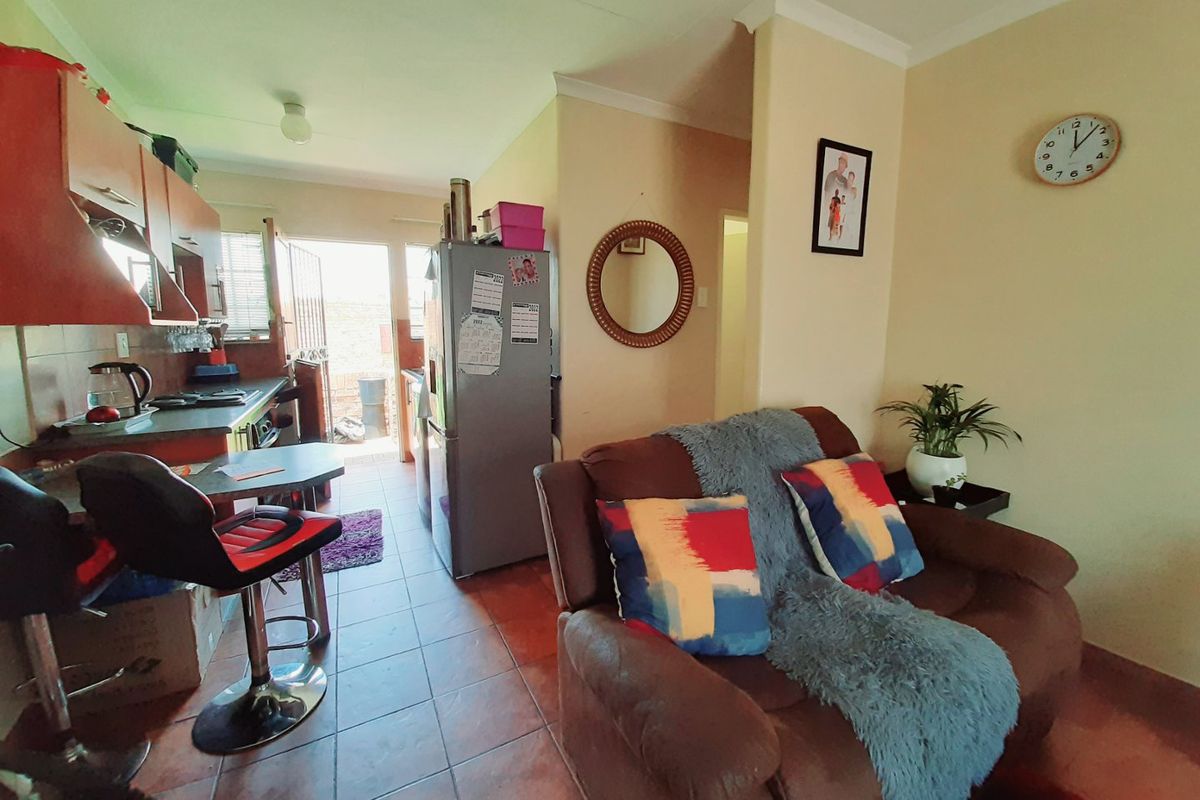 Pet friendly townhouse for sale in Vaalpark close to all amenities - Photo 2