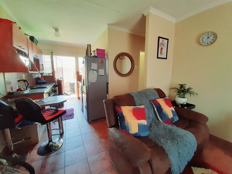 Pet friendly townhouse for sale in Vaalpark close to all amenities - Photo 2