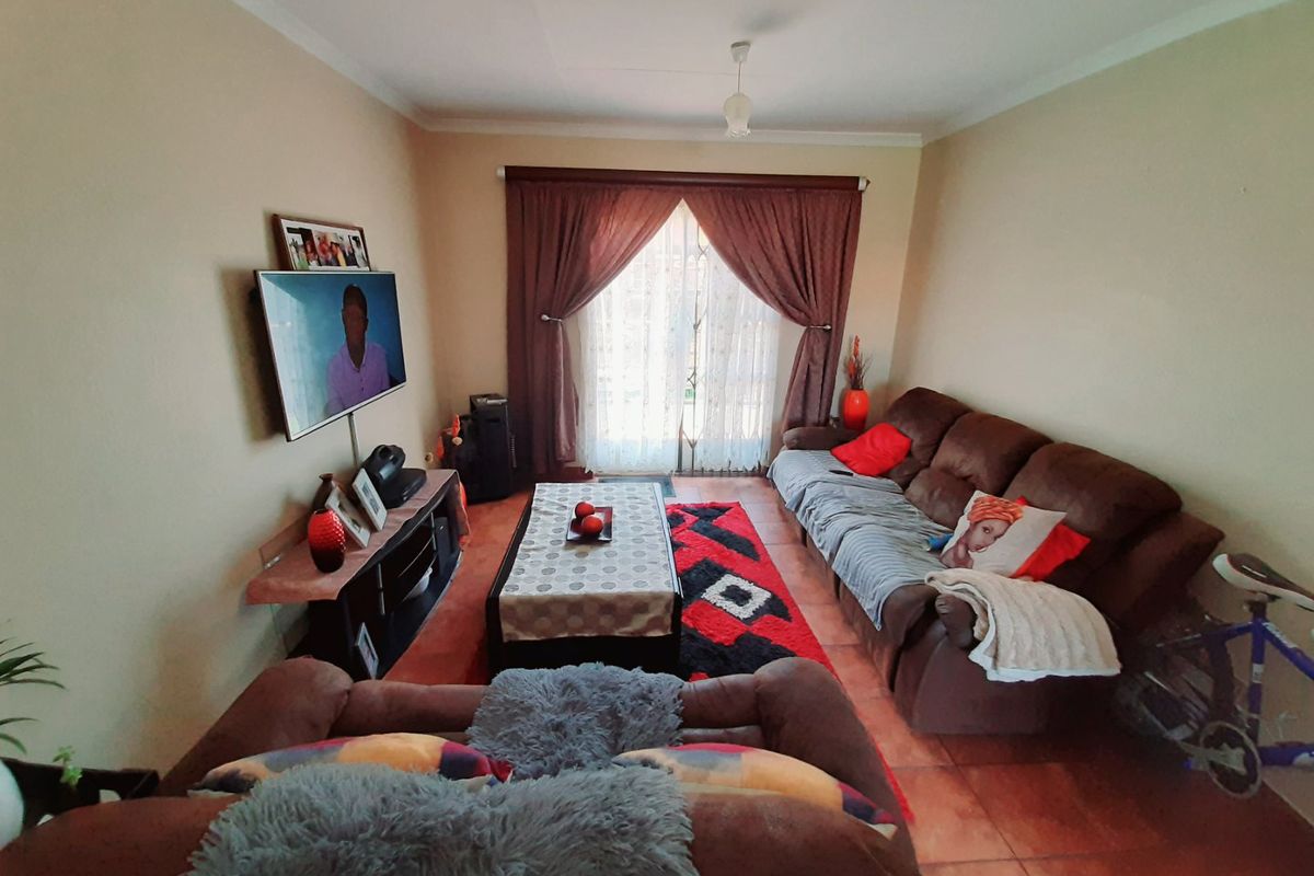 Pet friendly townhouse for sale in Vaalpark close to all amenities - Photo 3
