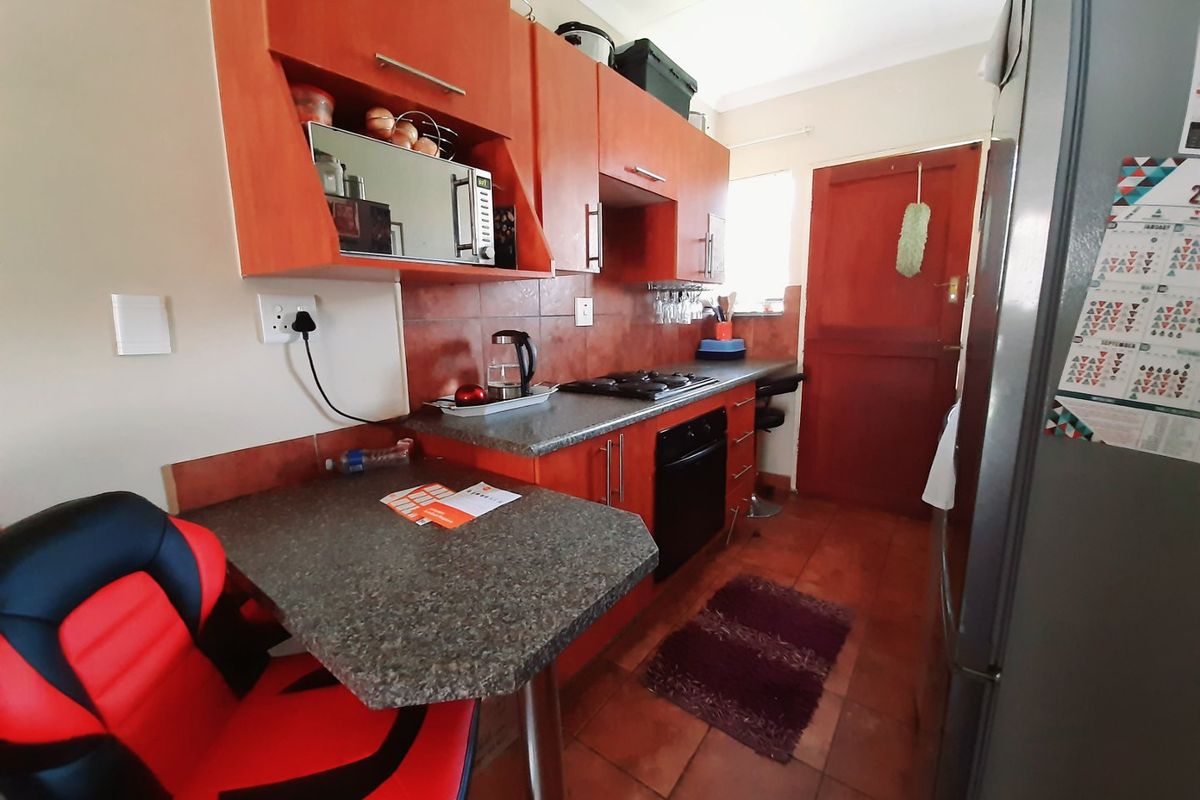 Pet friendly townhouse for sale in Vaalpark close to all amenities - Photo 4