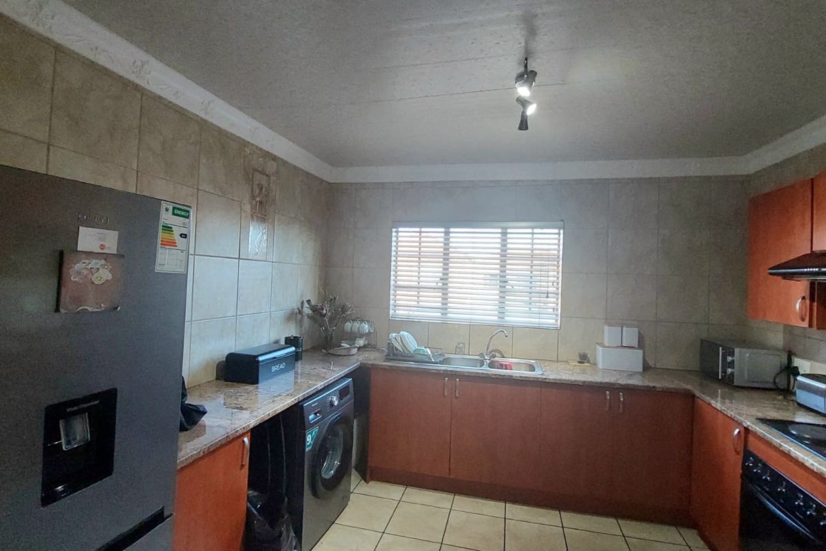 Lovely 3 Bedroom flat for sale in the prime area of SW5 proper - Photo 3