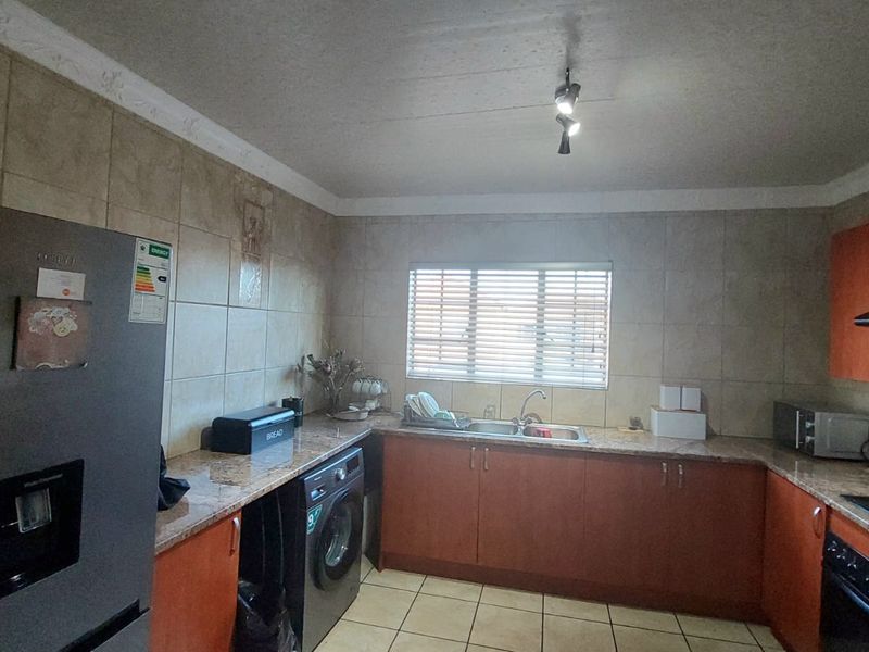 Lovely 3 Bedroom flat for sale in the prime area of SW5 proper - Photo 3