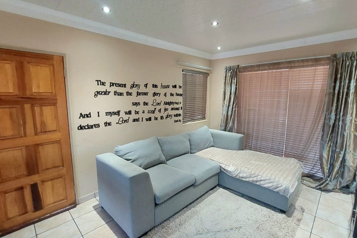 Lovely 3 Bedroom flat for sale in the prime area of SW5 proper - Photo 2