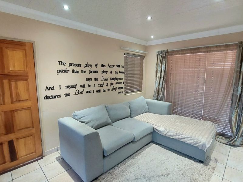 Lovely 3 Bedroom flat for sale in the prime area of SW5 proper - Photo 2