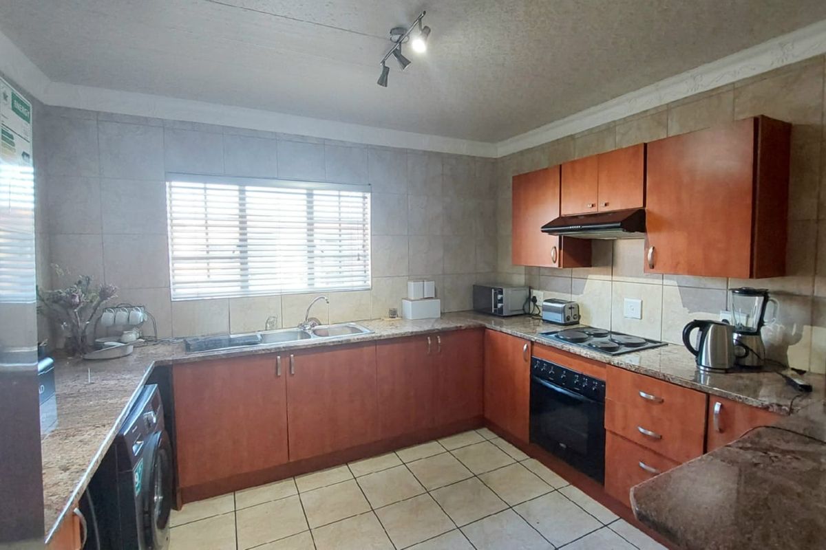 Lovely 3 Bedroom flat for sale in the prime area of SW5 proper - Photo 4