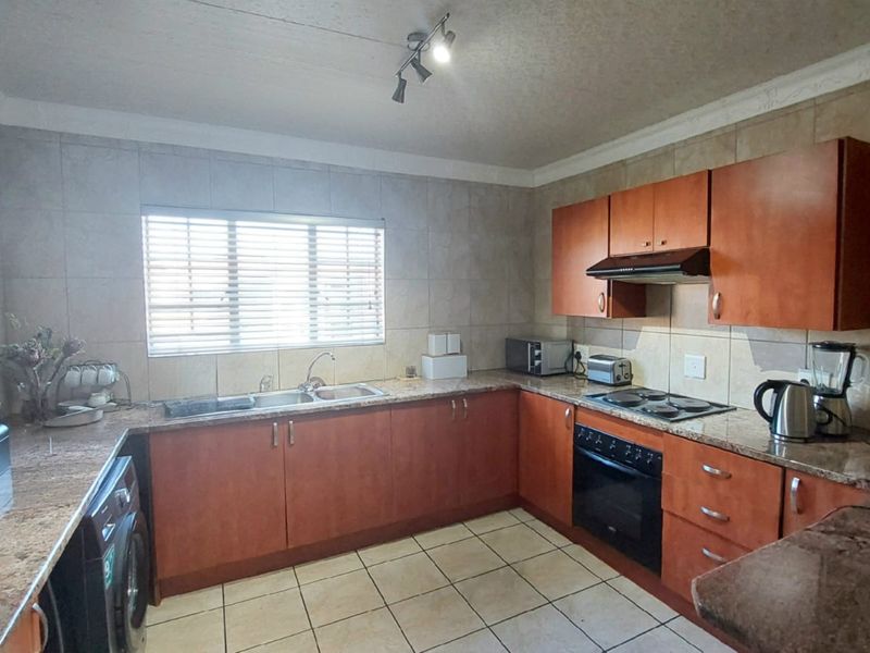 Lovely 3 Bedroom flat for sale in the prime area of SW5 proper - Photo 4