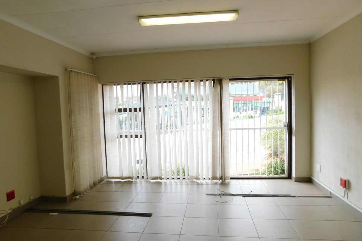 Stand alone office building in a secure office park. - Photo 5