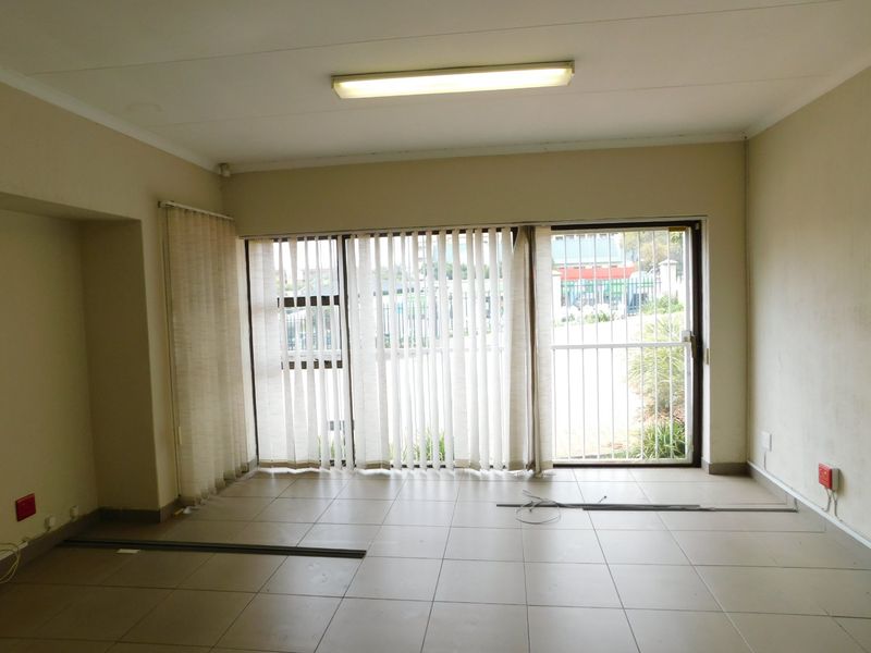 Stand alone office building in a secure office park. - Photo 5