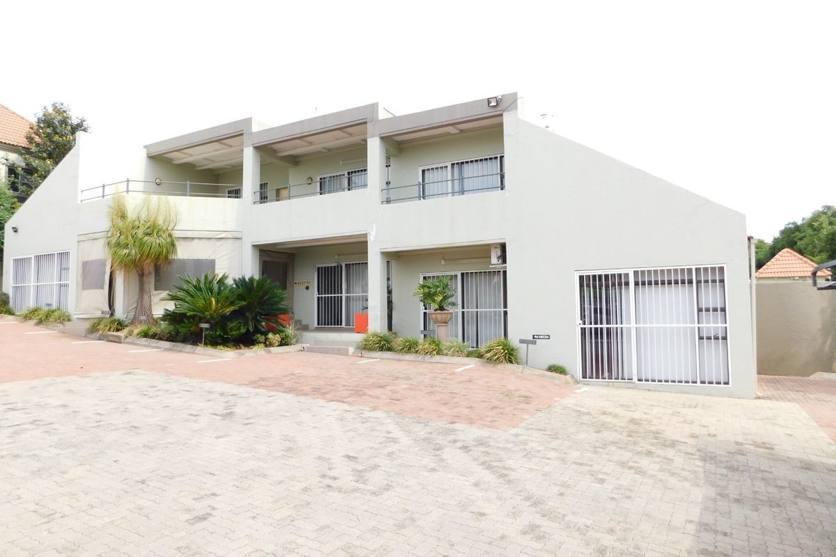 Stand alone office building in a secure office park. - Photo 2