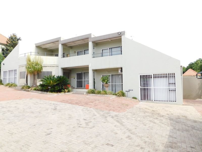 Stand alone office building in a secure office park. - Photo 2