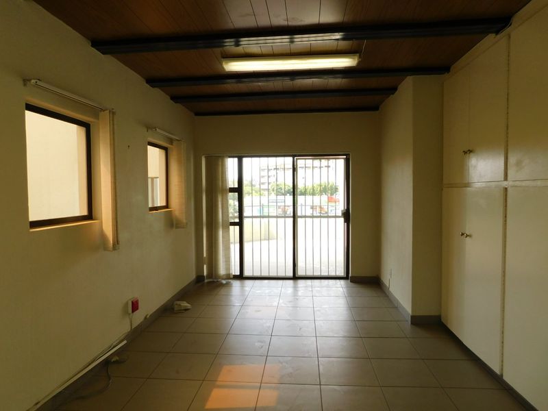 Stand alone office building in a secure office park. - Photo 10