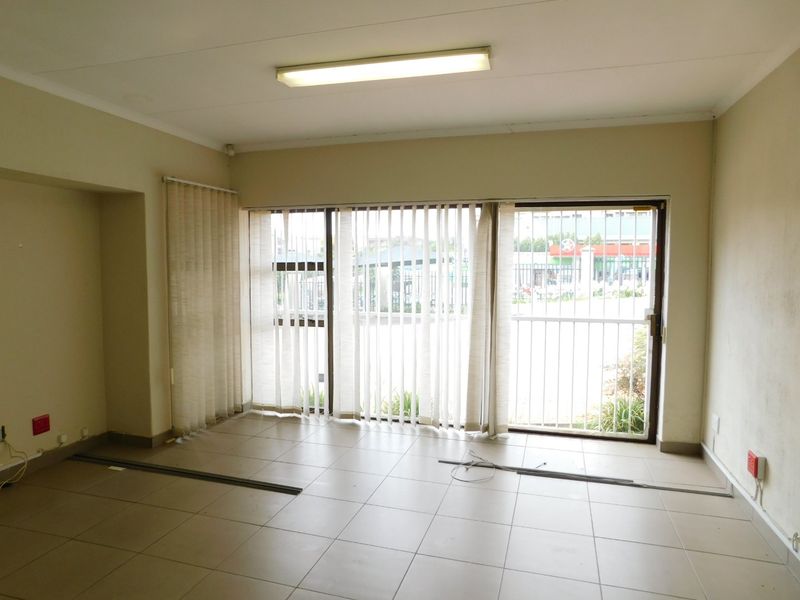 Stand alone office building in a secure office park. - Photo 9