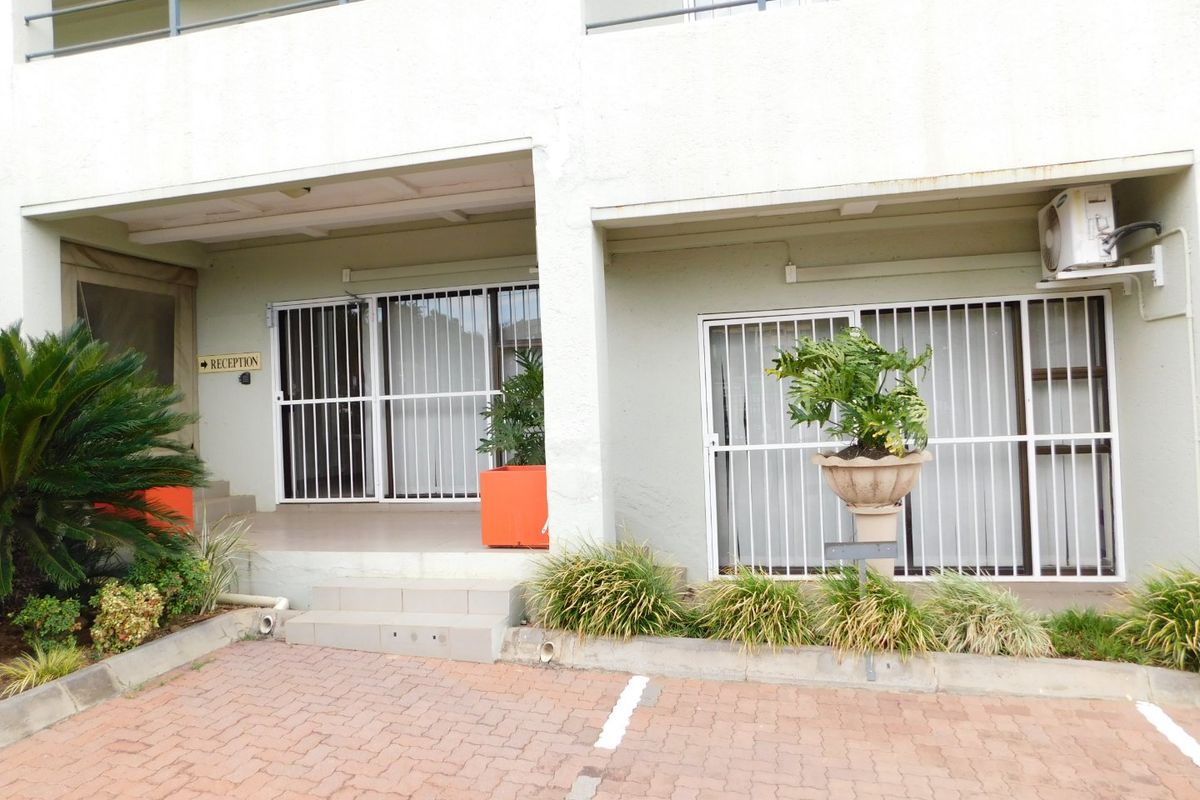 Stand alone office building in a secure office park. - Photo 3