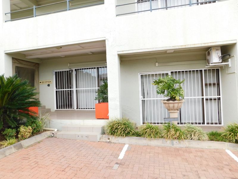 Stand alone office building in a secure office park. - Photo 3