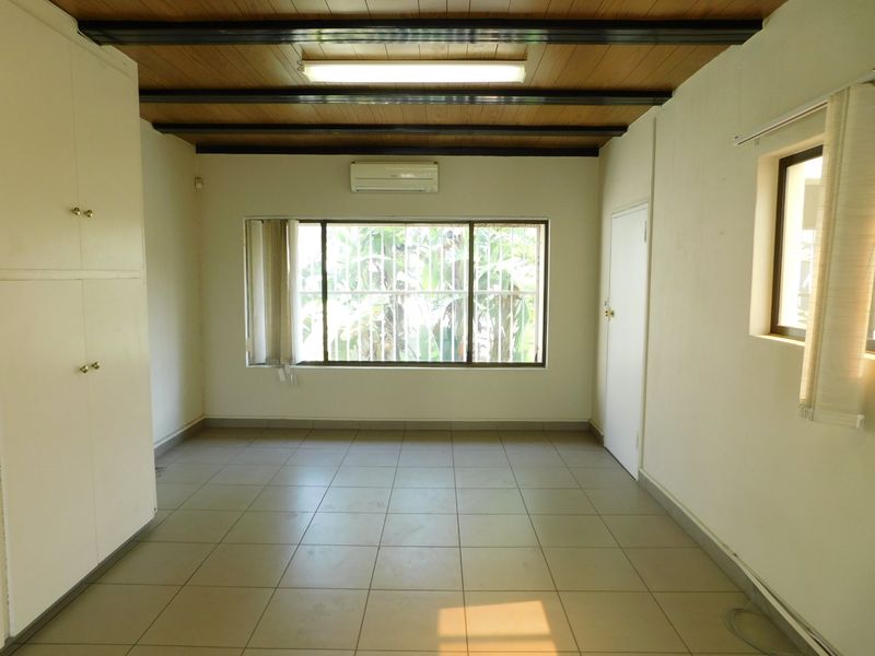 Stand alone office building in a secure office park. - Photo 7