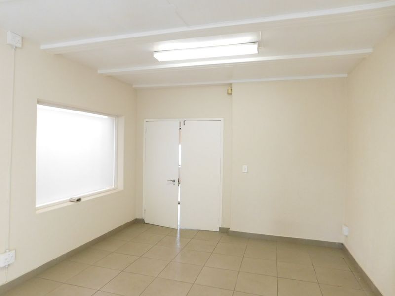 Stand alone office building in a secure office park. - Photo 6