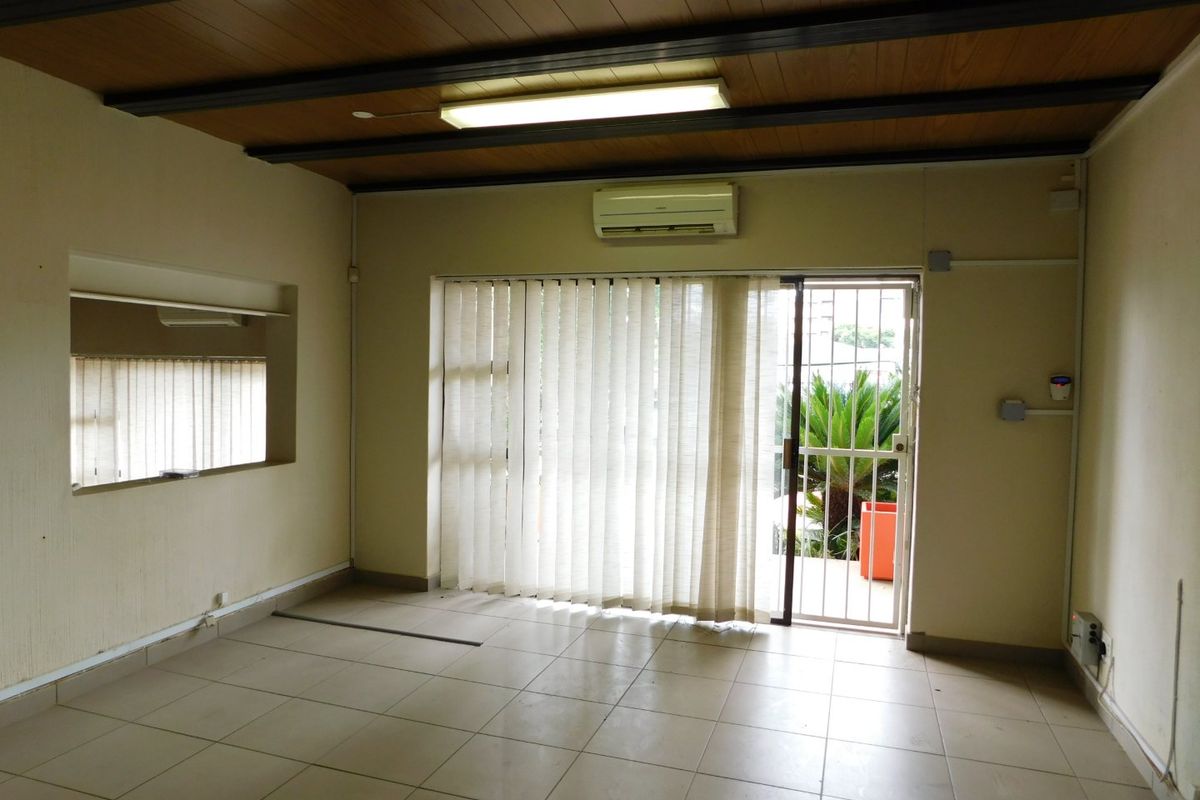 Stand alone office building in a secure office park. - Photo 4