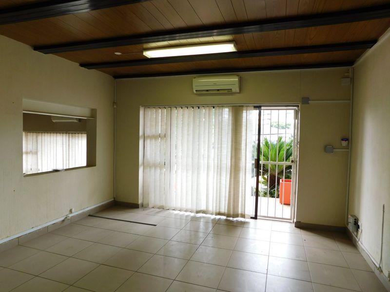 Stand alone office building in a secure office park. - Photo 4