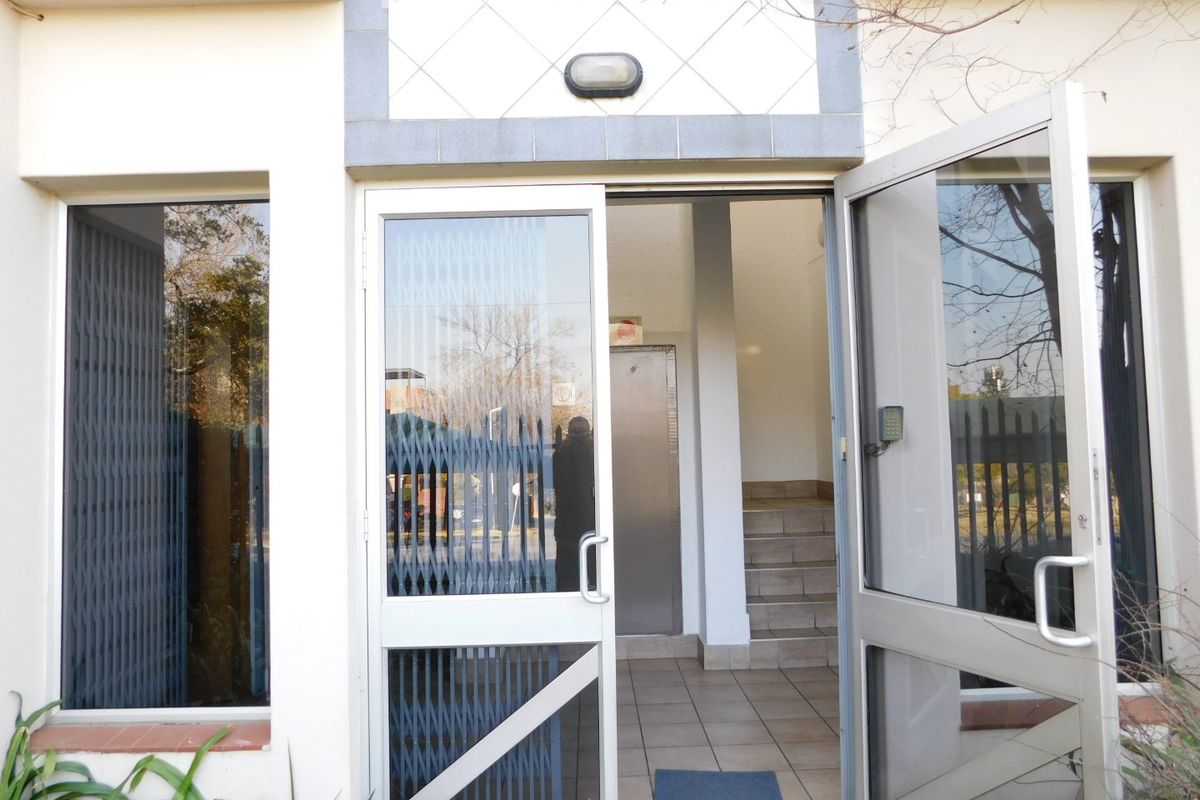 Neat And Easy To Find Ground Floor Offices For Sale Or To Let. - Photo 5