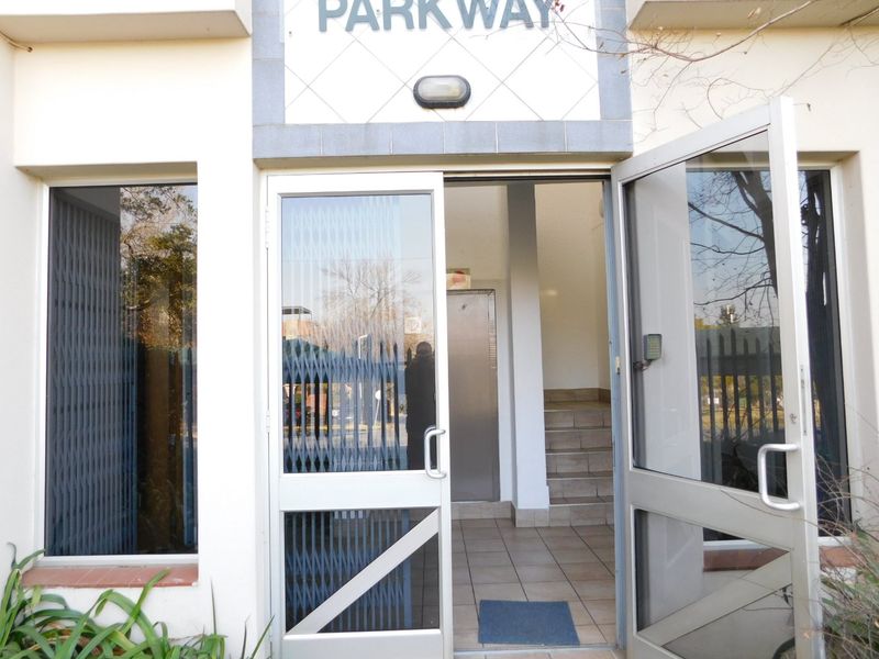 Neat And Easy To Find Ground Floor Offices For Sale Or To Let. - Photo 5