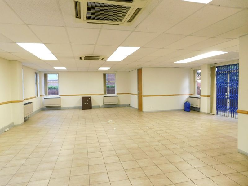 Neat And Easy To Find Ground Floor Offices For Sale Or To Let. - Photo 10