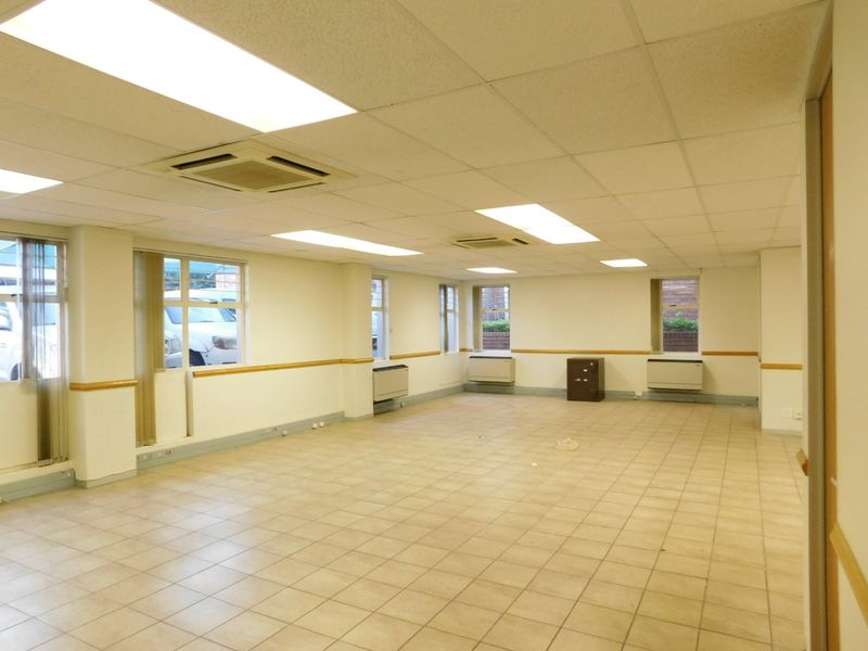 Neat And Easy To Find Ground Floor Offices For Sale Or To Let. - Photo 9