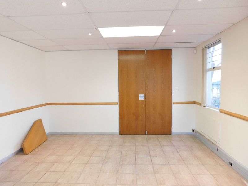 Neat And Easy To Find Ground Floor Offices For Sale Or To Let. - Photo 8