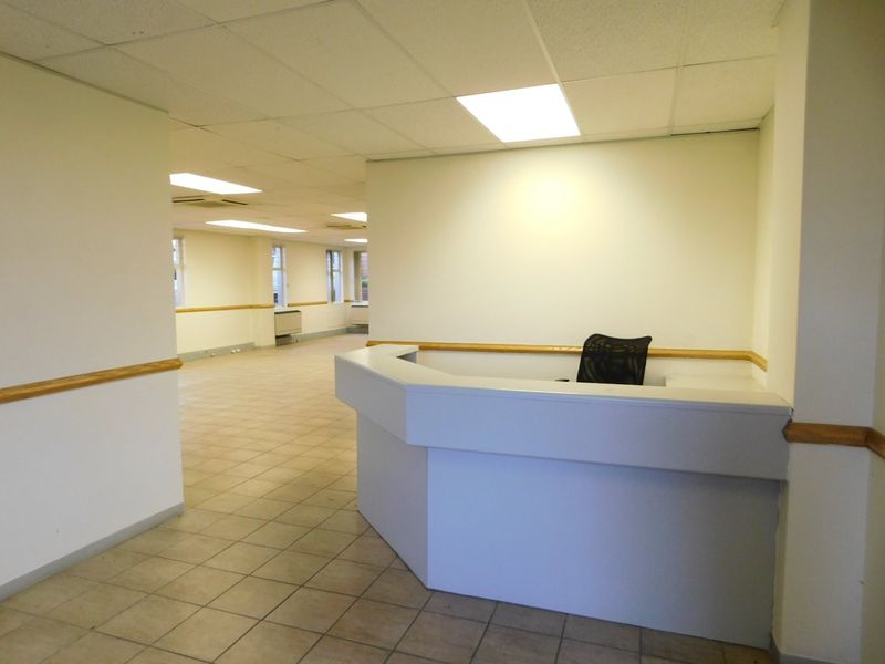 Neat And Easy To Find Ground Floor Offices For Sale Or To Let. - Photo 6