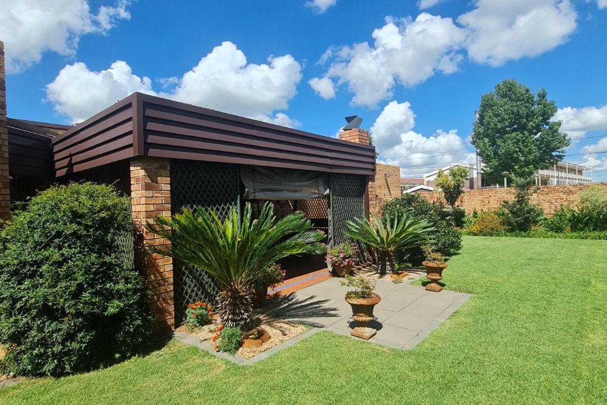 Exclusive free standing property in secure Estate complex Sasolburg. - Photo 2