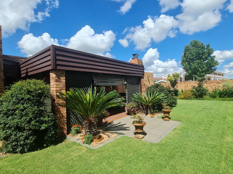 Exclusive free standing property in secure Estate complex Sasolburg. - Photo 2