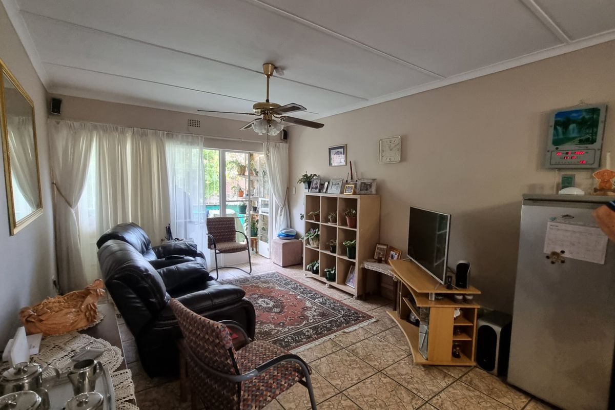 Very neat apartment for sale in secure complex in Sasolburg. - Photo 4