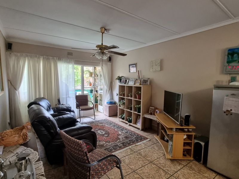 Very neat apartment for sale in secure complex in Sasolburg. - Photo 4