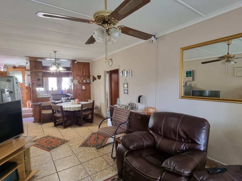 Very neat apartment for sale in secure complex in Sasolburg. - Photo 6